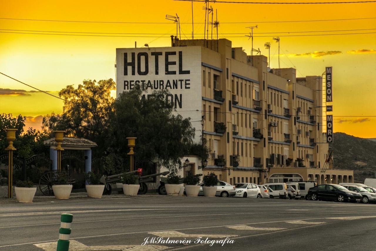 Hotel Meson Del Moro Abaran Bagian luar foto